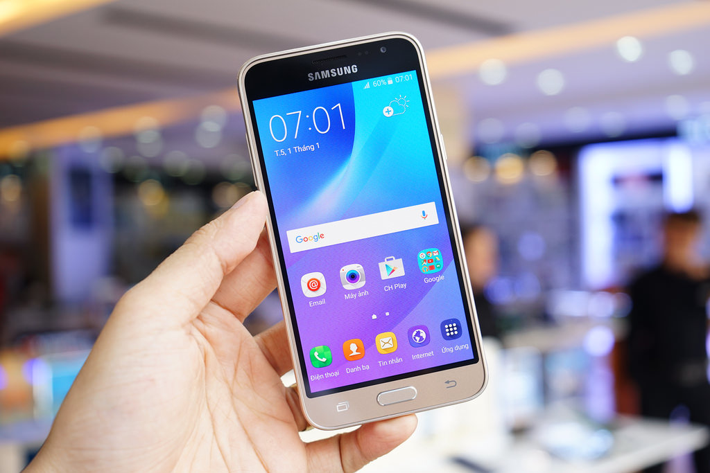 Samsung Galaxy J3 (2016)-экран фото 4